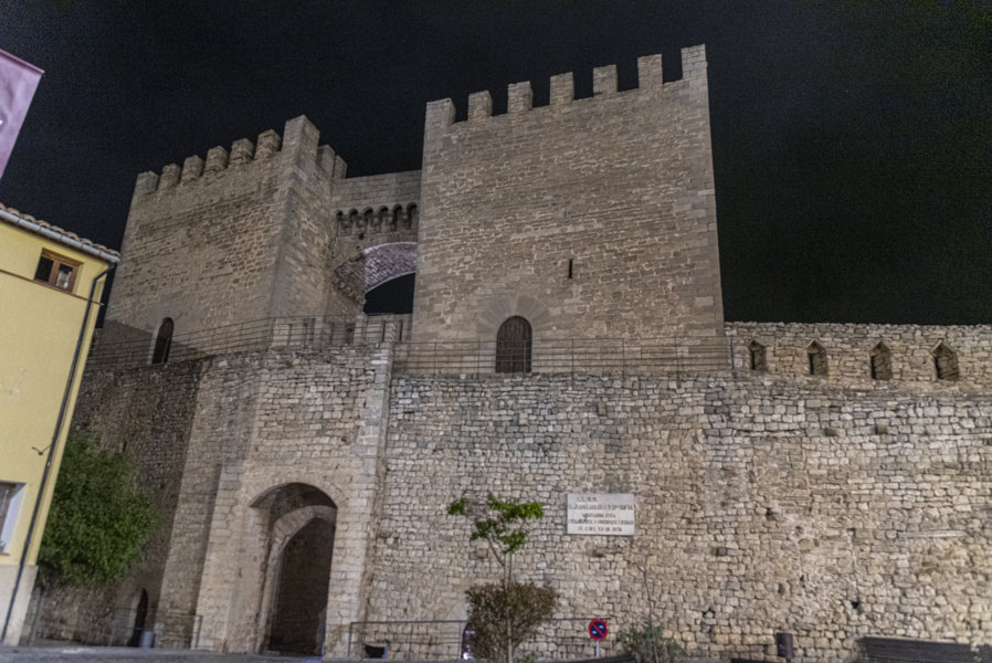 Castelló de la Plana - Morella 008 - Portal y Torres de Sant Miquel.jpg